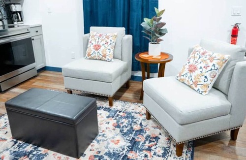 Palmer Hotel | Queen Suite 103 at Boutique Hotel in Downtown Palmer