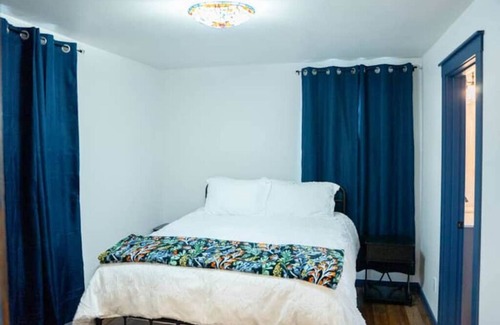 Palmer Hotel | Queen Suite 103 at Boutique Hotel in Downtown Palmer
