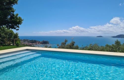 Pugliola House | "Quercia House", inside a Private Park, shared Pool, Tennis, AC, Parking next home and a Garage in Lerici!