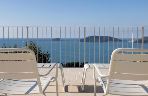 Pugliola House | "Quercia House", inside a Private Park, shared Pool, Tennis, AC, Parking next home and a Garage in Lerici!