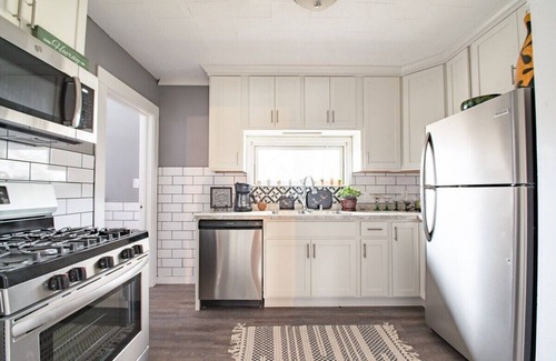 Lake Geneva House | Quick Trip Getaway |Fun Southwestern Vibe |Enclosed Porch |Walkable to Downtown Lake Geneva |Parking