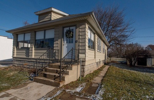 Lake Geneva House | Quick Trip Getaway |Fun Southwestern Vibe |Enclosed Porch |Walkable to Downtown Lake Geneva |Parking