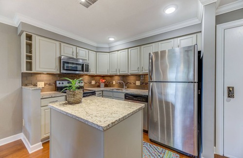 St. Louis Condo | Quiet 1 Bed condo with in unit laundry & assigned covered parking in secure bldg