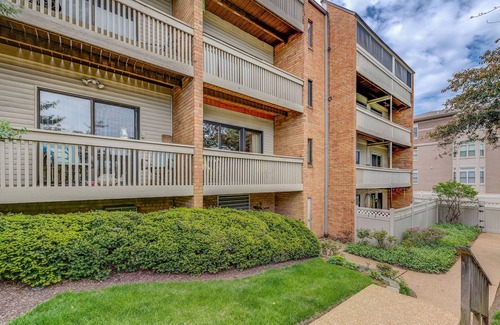 St. Louis Condo | Quiet 1 Bed condo with in unit laundry & assigned covered parking in secure bldg