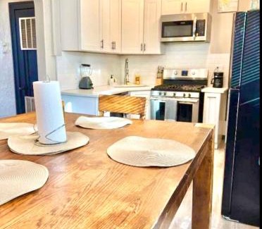 Gage Park Apartment | Quiet 1BR, Eat-In Kitchen, Close to Midway