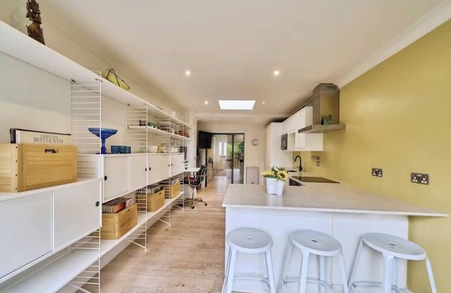 Ferndale House | Quiet 2-bed, 2-bath, Brixton/Clapham House in Zone 2 with speedy internet