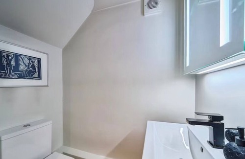 Ferndale House | Quiet 2-bed, 2-bath, Brixton/Clapham House in Zone 2 with speedy internet