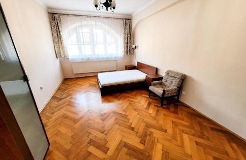 Wesoła Zachod Apartment | Quiet 4-bedroom Apartment Old Town