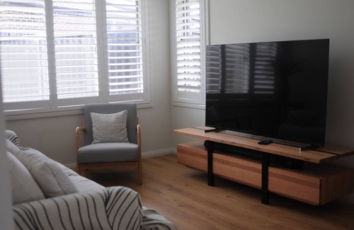 North Boambee Valley Apartment | Quiet and private guesthouse close to CBD, golf course, beaches and stadium.