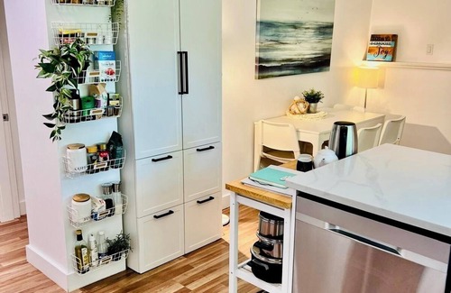 District of North Vancouver House | Quiet and bright above-ground suite in North Van near nature, shops and transit.