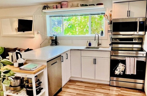 District of North Vancouver House | Quiet and bright above-ground suite in North Van near nature, shops and transit.