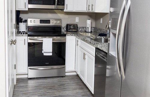 Barboursville House | Quiet and cozy new townhome minutes from the mall exit.