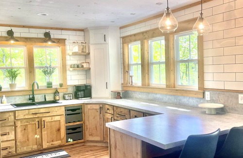 Harrison House | Quiet and secluded modern farmhouse 15 miles from the Buffalo River.