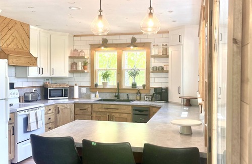 Harrison House | Quiet and secluded modern farmhouse 15 miles from the Buffalo River.