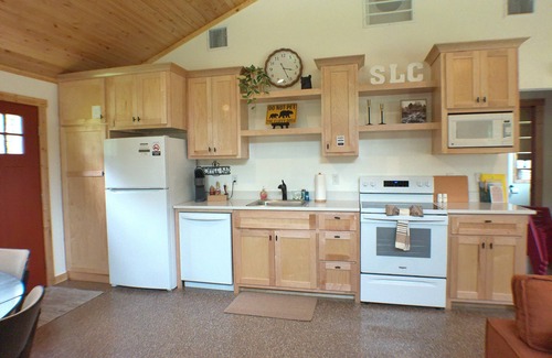 Hulbert Cabin | Quiet cabin, hot tub, firepit, no pet fee, NEW, 4 person occ