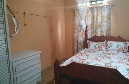 St. George's House | Quiet Chateau located 10 minutes from Anandale falls.