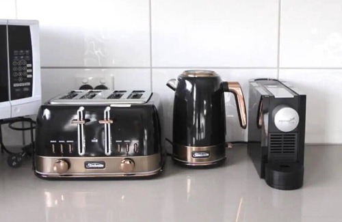 Heidelberg West Apartment | Quiet, Clean, Penthouse top floor, La Trobe University, Austin, Mercy Hospital