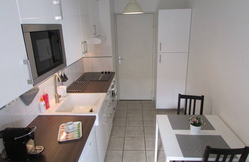 Couronne Urbaine Apartment | Quiet, clean, downtown on foot. Good as new. Parking on request