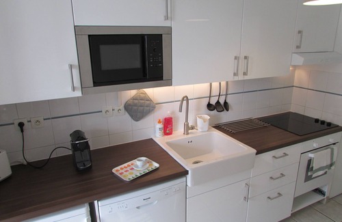 Couronne Urbaine Apartment | Quiet, clean, downtown on foot. Good as new. Parking on request