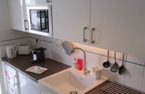 Couronne Urbaine Apartment | Quiet, clean, downtown on foot. Good as new. Parking on request