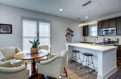 Nashville Condo | Quiet Condo l Prime Locale w/in mins to DT