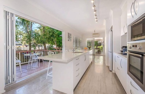 Noosaville Apartment | QUIET CONVENIENT LOCATION 30m FROM WATER