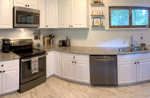 Madison Heights House | Quiet Cottage on Cul-De-Sac in Historic Riverside Neighborhood