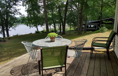 Cloverdale Cottage | Quiet Cottage On The Lake