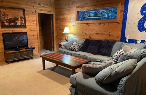 Oxford House | Quiet Cottage with Hot Tub