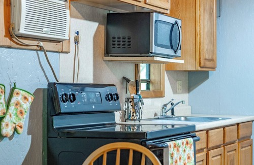 Sullivan Cabin | Quiet Country Cabin Near Trails & State Parks