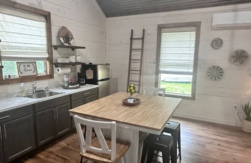 De Queen Cabin | Quiet Cozy Cabin on Little River.