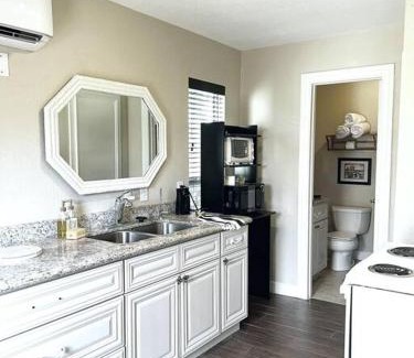 Manvel House | Quiet, Cozy Guesthouse with privacy