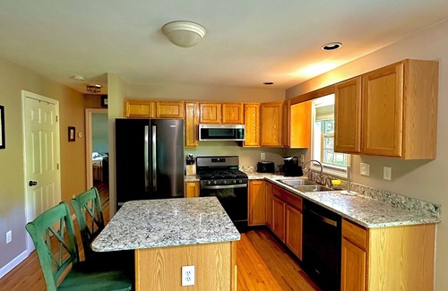 Ellsworth House | Quiet four bedroom cape. only 30 mins to Bar Harbor and Acadia National Park