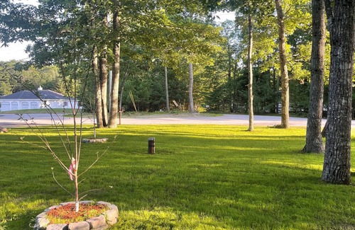 Ellsworth House | Quiet four bedroom cape. only 30 mins to Bar Harbor and Acadia National Park