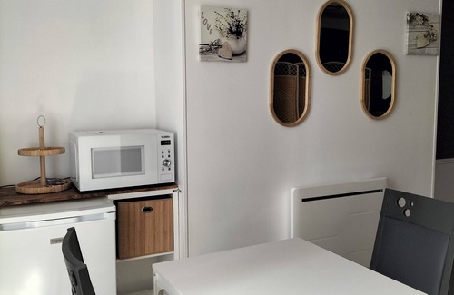 Chenay Bed & Breakfast | Quiet guest room for 2 people