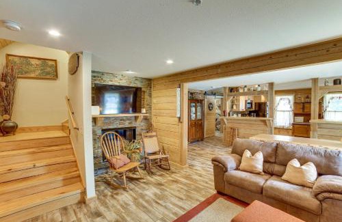 Hollister House | Quiet Hollister Cabin Walk to Lake Taneycomo