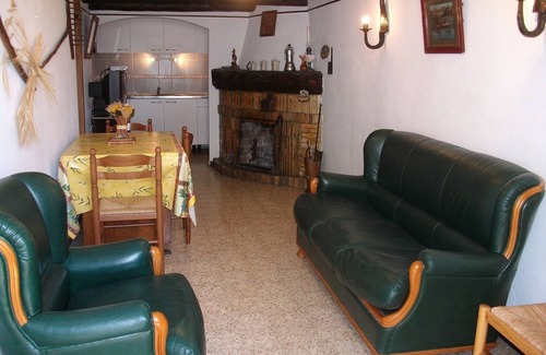Bargeme Cottage | quiet in small hamlet; surrounded by meadows at 37 ch de l'estang, Bargeme