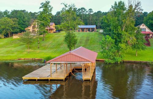 Gladewater House | Quiet Lake Gladewater Getaway with Dock and Kayaks!