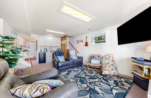 East Olympia House | Quiet lakeside retreat with dock & hot tub access, kayaks, & AC - dog-friendly