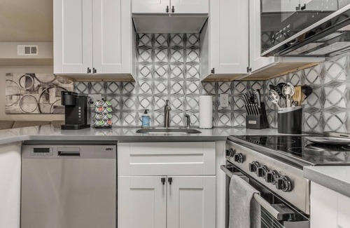 Oklahoma City Condo | Quiet Modern Heavenly Paradise Love and Balcony + Free Coffee near Lake Hefner