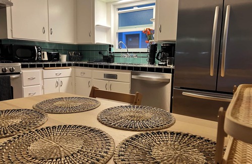 Lawton Park House | Quiet neighborhood, one block to Discovery park 15 minutes from city center