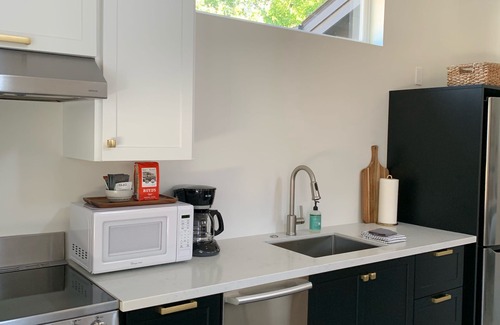 Rose City Park House | Quiet & Peaceful Backyard Bungalow. Full Kitchen, W/D, A/C.