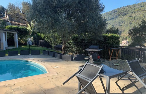 Contes House | Quiet, pleasant accommodation with all comforts, pets welcome.