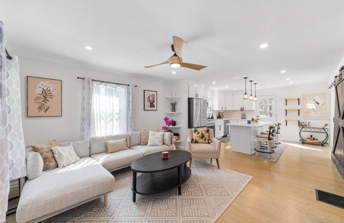 Sylvan Hills House | Quiet, Private, Convenient for Visiting Film Professionals