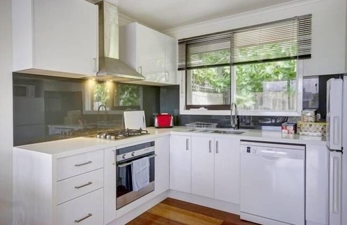 Belmont Apartment | Quiet, quality 2 bedroom Unit close to High Street