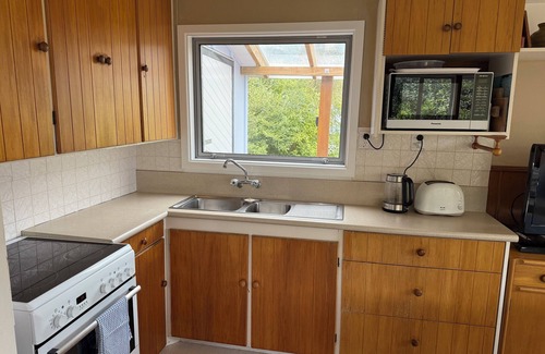 Akaroa House | Quiet retreat near beach, bush walks and cafes