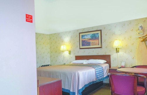 Bay City Hotel | Quiet Retreat Near Downtown Bay City – Comfortable Room + Free Parking