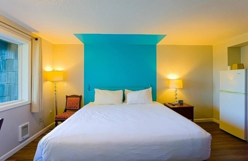 Seaside Hotel | Quiet Riverfront Room Ideal for Pet Owners Close to Ocean