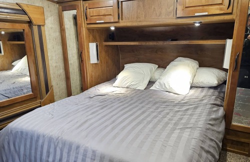Lenore House | Quiet RV in a country setting with spectacular river views