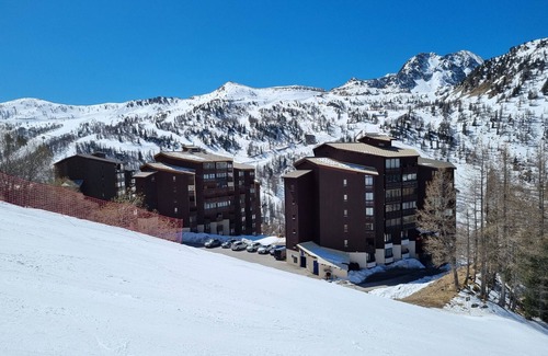 Isola Apartment | Quiet slope-side studio Isola 2000 sleeps 4